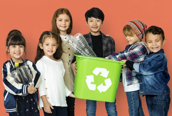 Niños con contenedor de reciclaje y botellas de plástico —  Fotos de Stock