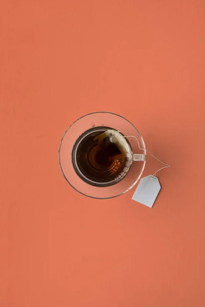 Černý horký čaj v poháru — Stock fotografie