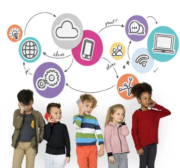 Children using smartphones — Stock Photo, Image