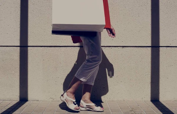 Wanita berjalan dengan tas belanja — Stok Foto