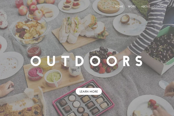 Leckeres Essen im Freien beim Picknick — Stockfoto