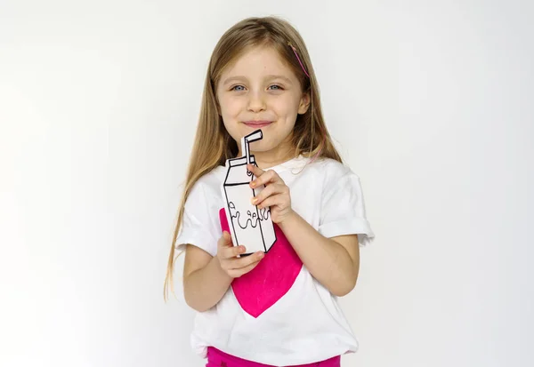 Kağıt süt içme kız — Stok fotoğraf