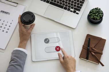 Dijital tablet kullanan kişi