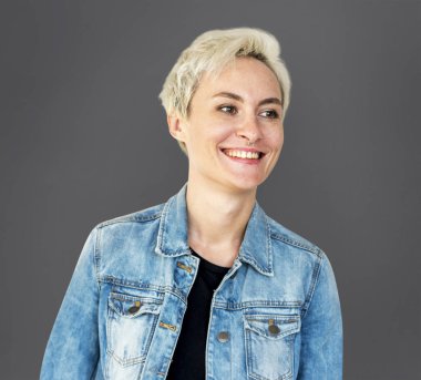 kot ceketli sarışın kadın