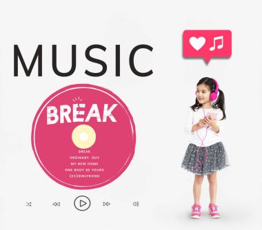 Kız kulaklık müzik dinleme