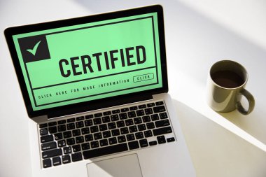 çalışma alanı tablo üstünde laptop