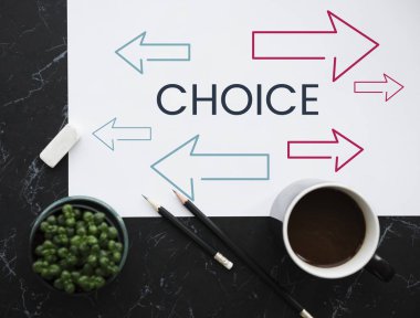 afiş ve kalem masada