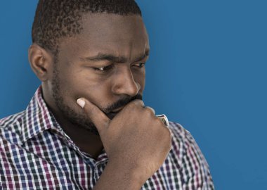 Afrika asıllı adam düşünceli poz