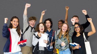 stüdyoda ayakta öğrenciler gülümseyen 