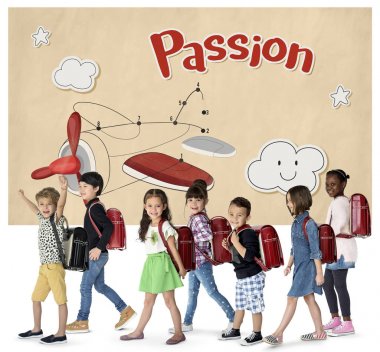 sırt çantaları ile yürüme çocuklar