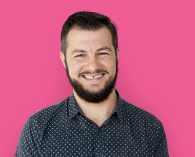 ayakta ve gülümseyen bir adam 