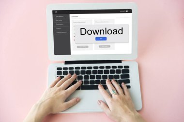 Dizüstü bilgisayarda yazan kadın klavyesi