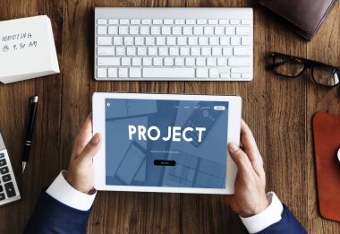 Dijital tablet kullanan işadamı