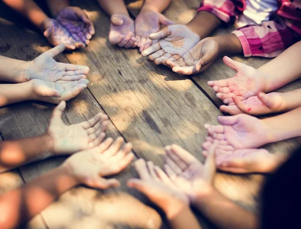 Χέρια βρώμικα παιδιών από το σχέδιο από κιμωλία — Φωτογραφία Αρχείου