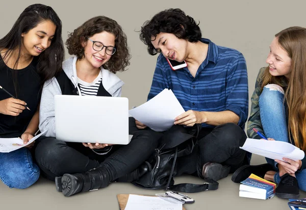 Schüler nutzen Laptop — Stockfoto