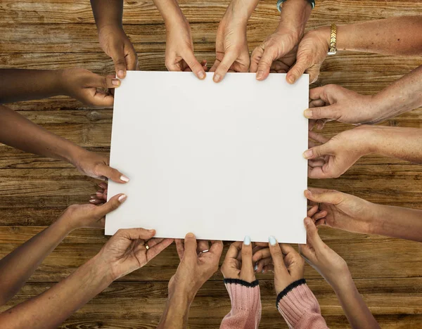 Mani femminili che tengono il banner — Foto Stock