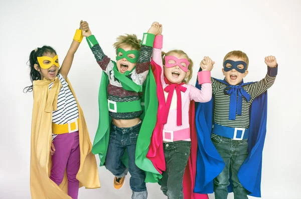 Heureux enfants en super héros costumes — Photo