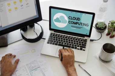 dizüstü bilgisayarda çalışan insan 