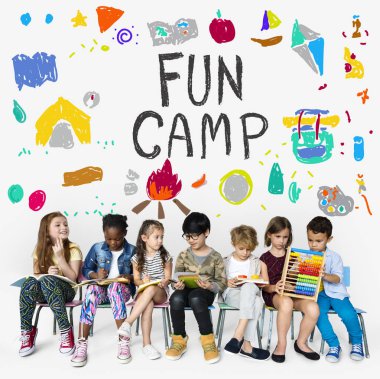 okul çocukları ile birlikte kitap okuyor