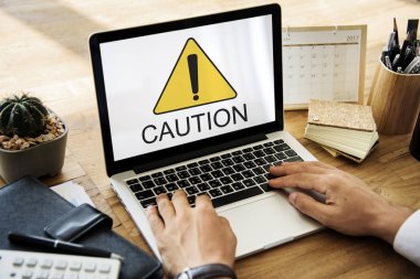 dizüstü bilgisayarda çalışan insan 