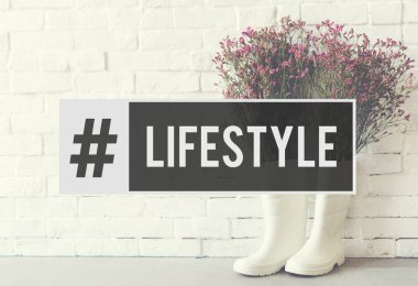 lastik çizmeler içinde çiçek buketi 