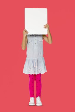 boş afişini suratla kapsayan kız