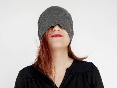 kapalı kadın yüzü şapka ile