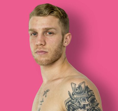 Gömleksiz dövmeli adam