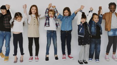 çok kültürlü okul çocukları birlikte