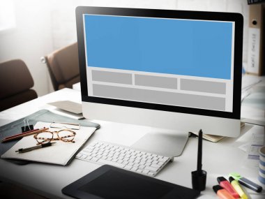 bilgisayar monitörü ve klavyesi