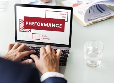 Bilgisayarla çalışan bir iş adamı