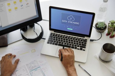 dizüstü bilgisayarda çalışan insan 