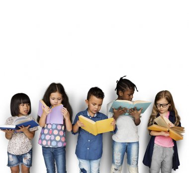 Çocuklar kitap okuyor.