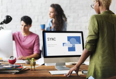 Ofiste çalışan bir grup insan