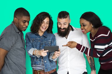 Teknoloji aygıtı kullanan arkadaşlar