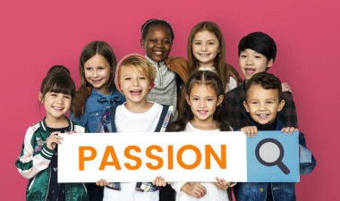 Arama çubuğu tutan çocuk