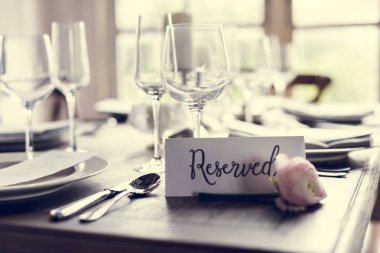 Restoran hizmeti ayarı ile tablo