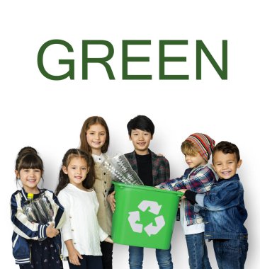 geri dönüşüm kutusu ile çocuk