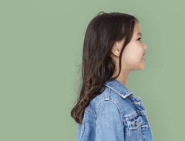 Stüdyoda poz veren sevimli kız.