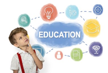 stüdyoda düşünceli çocuk