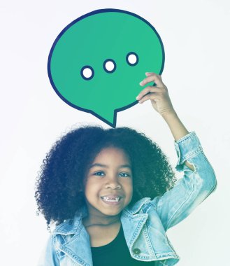 Kağıt konuşma balonu tutan çocuk