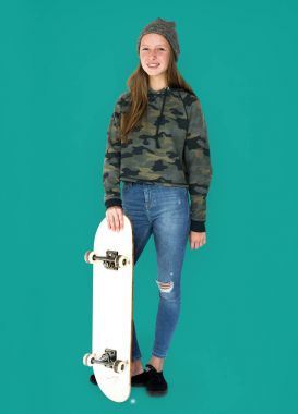  Kız kaykay ile ayakta