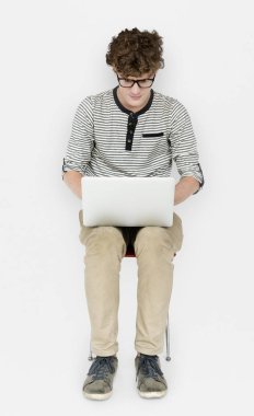 dizüstü bilgisayar kullanan adam