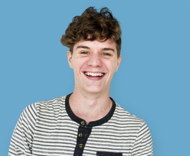 adam mutlu yüz ifadesi ile