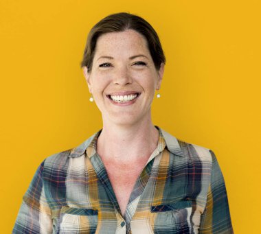 Olgun kadın gülümsüyor 