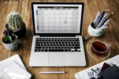 Açık tablo üstünde laptop 