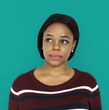 Afrikalı kadın stüdyoda poz