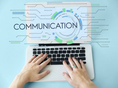 Dizüstü bilgisayarda yazan kadın klavyesi