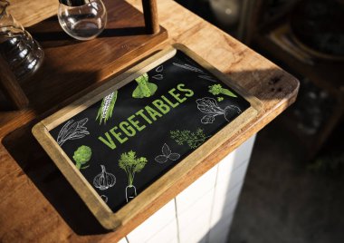 ahşap masa üzerinde tabela