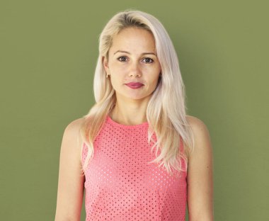 ciddi sarışın kadın